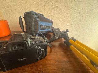 Cámara Nikon D5100 con bolso y trípode
