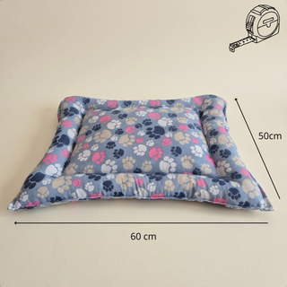 Alfombra pequeña para mascotas. Modelo huellas