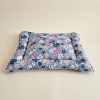 Alfombra pequeña para mascotas. Modelo huellas