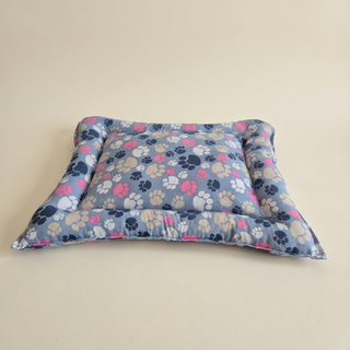 Alfombra pequeña para mascotas. Modelo huellas