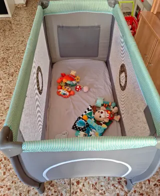 Cuna de viaje 2 niveles con cambiador.