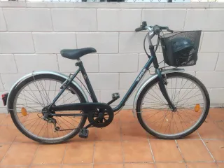 Bicicleta Decathlon azul con cesta