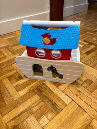 Arca de Noé de madera con figuras