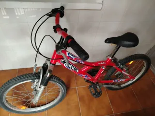 Bicicleta infantil roja