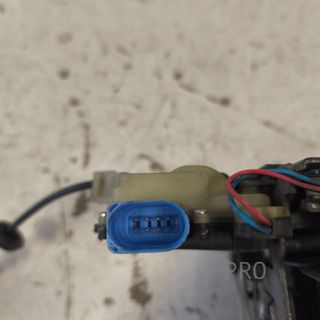 CERRADURA DELANTERA DERECHA SEAT / SKODA / VW USADO 3B1837016CC