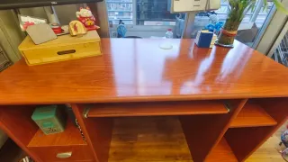 Escritorio de madera con cajones