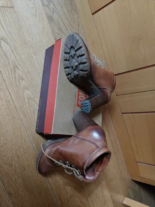 Botines de piel con cordones