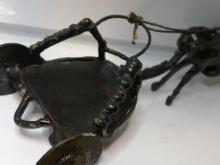 Figura artesanal de caballo y carro