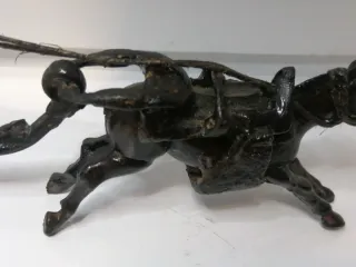 Figura artesanal de caballo y carro