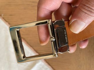 Cintura in pelle nera effetto coccodrillo