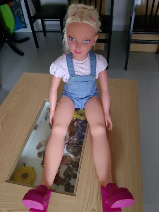 Muñeca grande rubia con mono vaquero