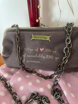 Bolso diseño especial con dos cadenas.
