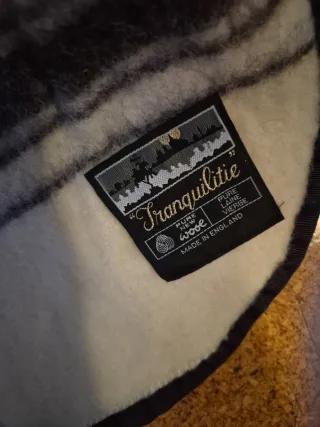 Capa lana virgen cuello y remates terciopelo