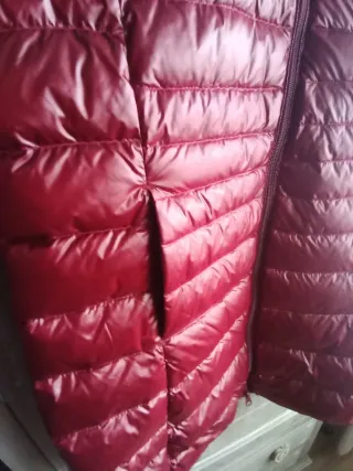 Plumífero burdeos con capucha