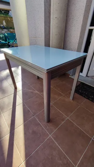 Mesa extensible cristal y metal