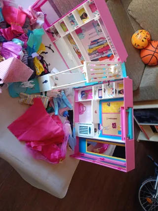 Armario Barbie con Ropa y Accesorios