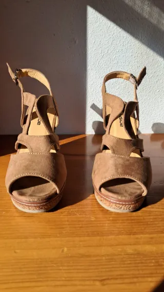 Cuñas marrones de cuña