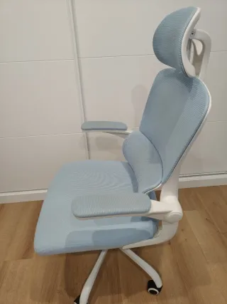 Silla de escritorio ergonómica azul y blanca