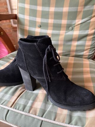 Botines negros ante Mango