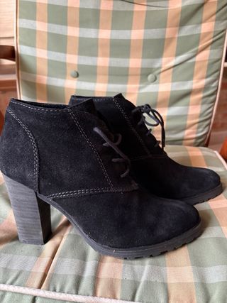 Botines negros ante Mango