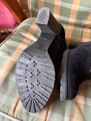 Botines negros ante Mango