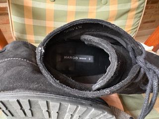 Botines negros ante Mango