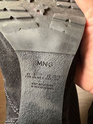 Botines negros ante Mango