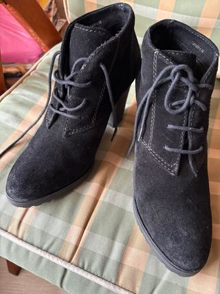 Botines negros ante Mango