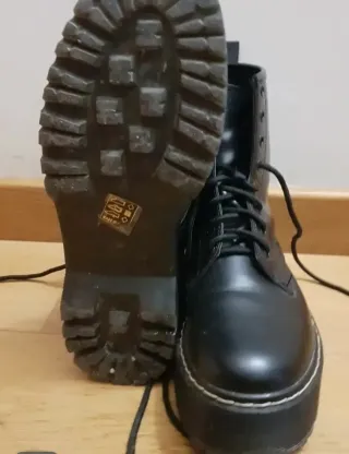 Botas militares negras, poquísimo uso.