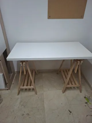 Mesa de madera blanc regulable, y silla a juego
