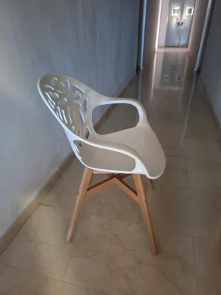 Mesa de madera blanc regulable, y silla a juego