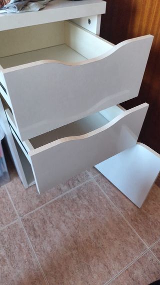 Escritorio blanco con cajones