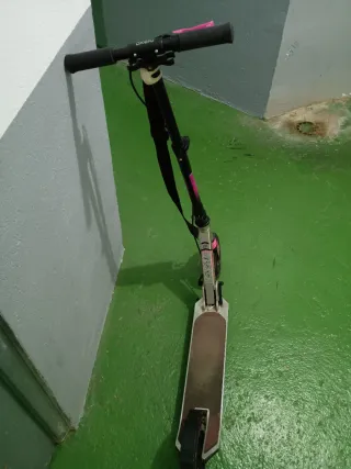 Patinete infantil rosa y negro