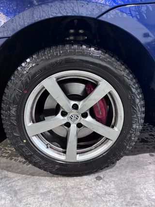Llantas Porsche Macan con neumáticos offroad