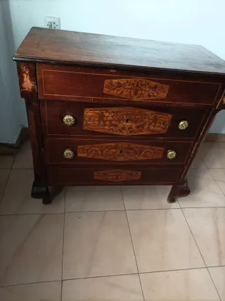 Cómoda antigua de madera con marquetería