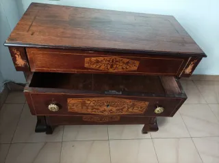Cómoda antigua de madera con marquetería