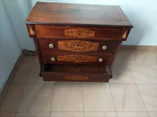 Cómoda antigua de madera con marquetería