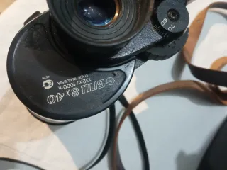 Prismáticos con funda de cuero