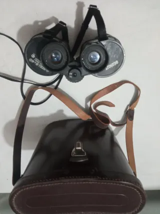 Prismáticos con funda de cuero