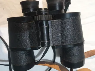 Prismáticos con funda de cuero