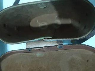 Prismáticos con funda de cuero