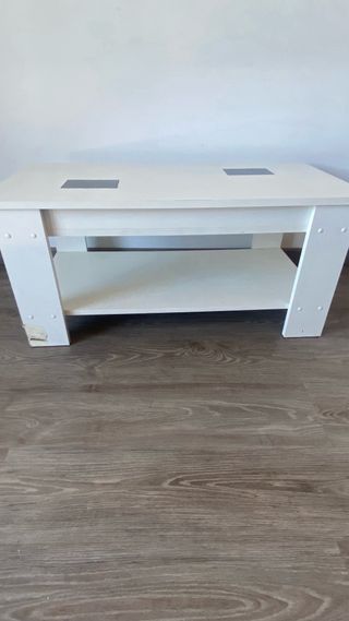 Mesa de centro blanca con estante