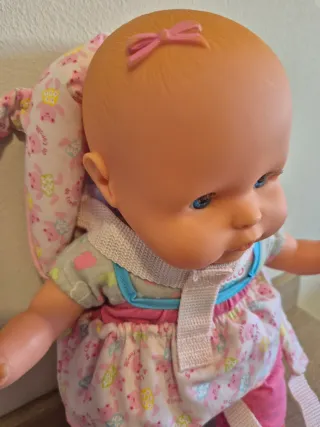 Muñeca Nenuco con mochila portabebés