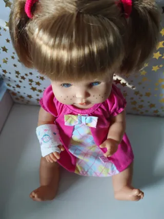 Muñeca Nenuca Famosa colegial brazo escayolado.