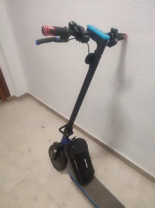 Patinete Eléctrico Olson, Azul y Negro.