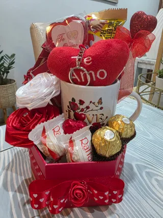 Cesta San Valentín Corazón Chocolate Taza
