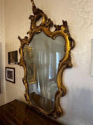 Specchio barocco dorato con cornice intagliata