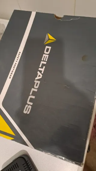 Botas de seguridad Deltaplus negras y amarillas