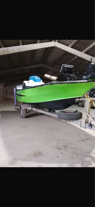 Barca Bassboat Verde con remolque