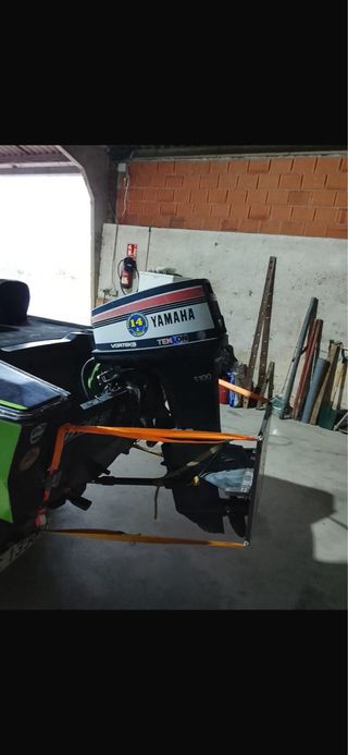 Barca Bassboat Verde con remolque